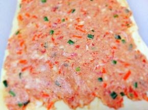 均匀的铺上馅料