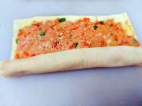 由下往上卷，尽量卷紧