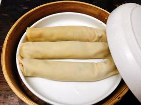 放在蒸笼里，上锅蒸，大火蒸15分钟左右