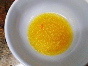 蒸好豆皮卷里有汤汁倒出来