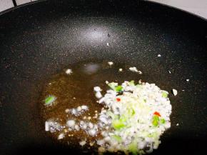 蒜末，葱末，爆香