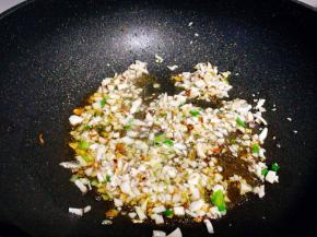 然后加入香菇快速翻炒