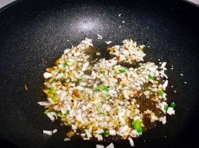 然后加入香菇快速翻炒