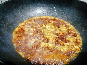 炒出香味后，加入生抽，蚝油，清水，还有刚才蒸豆皮卷的汤汁，