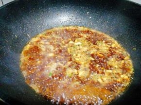 炒出香味后，加入生抽，蚝油，清水，还有刚才蒸豆皮卷的汤汁，
