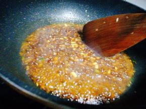 用勺子顺时针搅拌