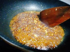 用勺子顺时针搅拌