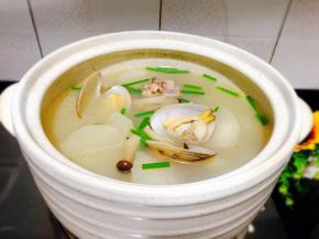 汤也好了，关火，加入葱花，鸡精调味