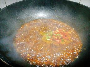 加入辣椒，青椒，小火煮到有些粘稠即可