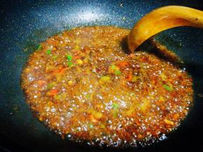 加入鸡精，白糖调味