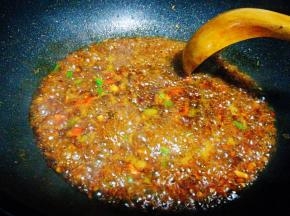 加入鸡精，白糖调味