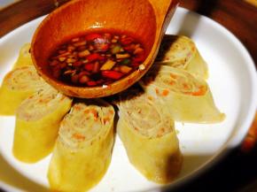 均匀的淋在豆皮卷上