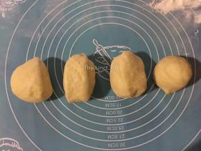 将面团揉至排出空气 ，分成小面团