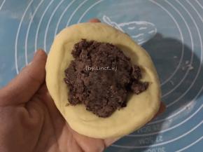 将小面团揉圆压扁后包入适量蜜豆沙
