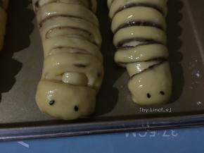 在一端放上两个小芝麻当眼睛
