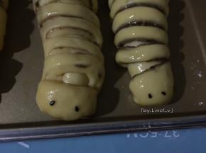 在一端放上两个小芝麻当眼睛
