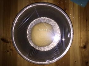 将面团揉至能撑出薄的手套膜时即可揉成光滑面团放入盆中，盖上保鲜膜进行发酵