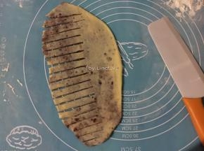 将一半的面片用刀切划出条纹（每个条纹约间隔1cm）
