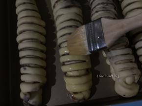 然后取出在表面刷上一层鸡蛋液
