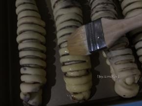 然后取出在表面刷上一层鸡蛋液
