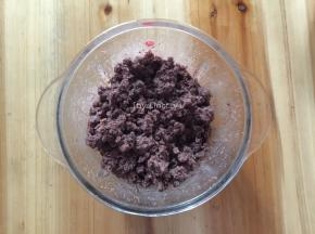 .将蜜豆倒入搅拌机中搅拌成蜜豆沙待用