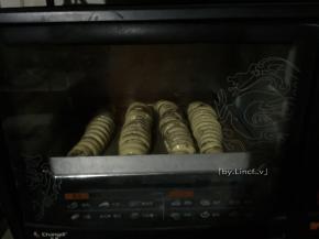 送入烤箱中下层，170度约50分钟烘烤（温度与时间只作参考）