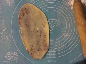 .用擀面杖擀成鸭舌状
