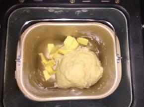 黄油提前室温软化，待面团揉至光滑时加入黄油继续揉