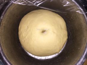 待面团发至2-2.5倍大时，手指戳下不回缩即发酵完成