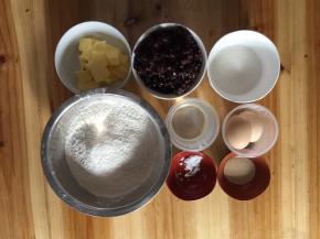 准备食材:
高筋面粉200g、水85g、鸡蛋1个、刷面鸡蛋1个、盐1g、酵母2g、细砂糖30g、黄油30g、蜜豆160g