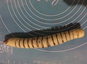 然后从没切的一端向另一端卷，无须太紧，也不可以太松
