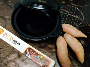 全部食材与工具准备好：铝箔纸，红薯，干烧锅一口，烤架（必须矮脚款）