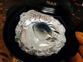 把锅盖打开，注意在无水状态下操作哈！割好大于锅底可以包裹住锅底大小的锡纸，铺于锅底