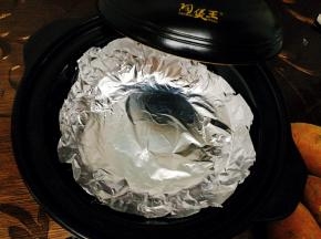 把锅盖打开，注意在无水状态下操作哈！割好大于锅底可以包裹住锅底大小的锡纸，铺于锅底