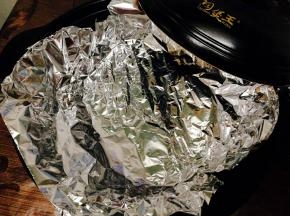 在烤架上再铺上一层锡纸！强迫症患者与懒癌患者就是我，这样不用洗锅更不用洗烤架，烤完红薯后完全不用处理，只要把里面东西取出来砂锅就跟没用过新的是一样一样滴