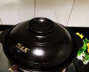 上盖大火15分钟，翻动一次（这一次反动过后不要再开盖了）然后转中小火再烤15分钟！ok关火，别动锅盖哈，闷15分钟