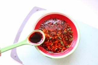 香醋半汤匙放入