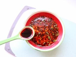 香醋半汤匙放入