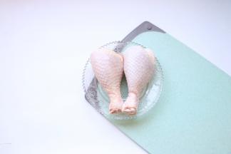 食材准备：鸡腿两个洗净