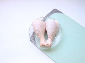 食材准备：鸡腿两个洗净
