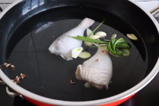 鸡腿冷水下锅，放入葱姜蒜、花椒、料酒半汤匙、水烧开煮8分钟关火继续焖10分钟（用筷子轻松戳穿即是熟透）