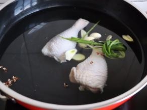 鸡腿冷水下锅，放入葱姜蒜、花椒、料酒半汤匙、水烧开煮8分钟关火继续焖10分钟（用筷子轻松戳穿即是熟透）