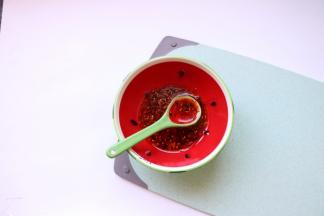 准备口水鸡酱汁：自制辣椒油2勺