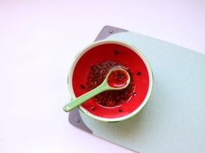 准备口水鸡酱汁：自制辣椒油2勺