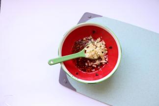 3个蒜瓣拍碎放入