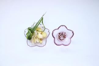 葱打结、蒜姜切片（剩下的葱蒜拌酱汁）备用