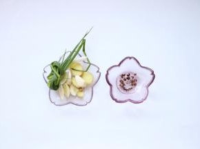 葱打结、蒜姜切片（剩下的葱蒜拌酱汁）备用