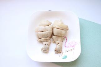鸡腿取出斩小块