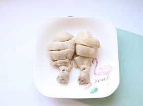 鸡腿取出斩小块