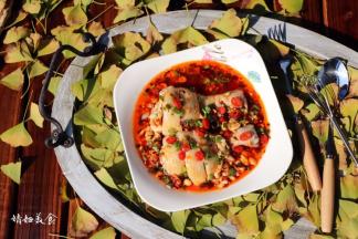 把调好的酱汁淋在鸡腿上，撒上红椒段和葱花就可以享用啦！肉很嫩皮很Q，太美味了，来一份米饭极好